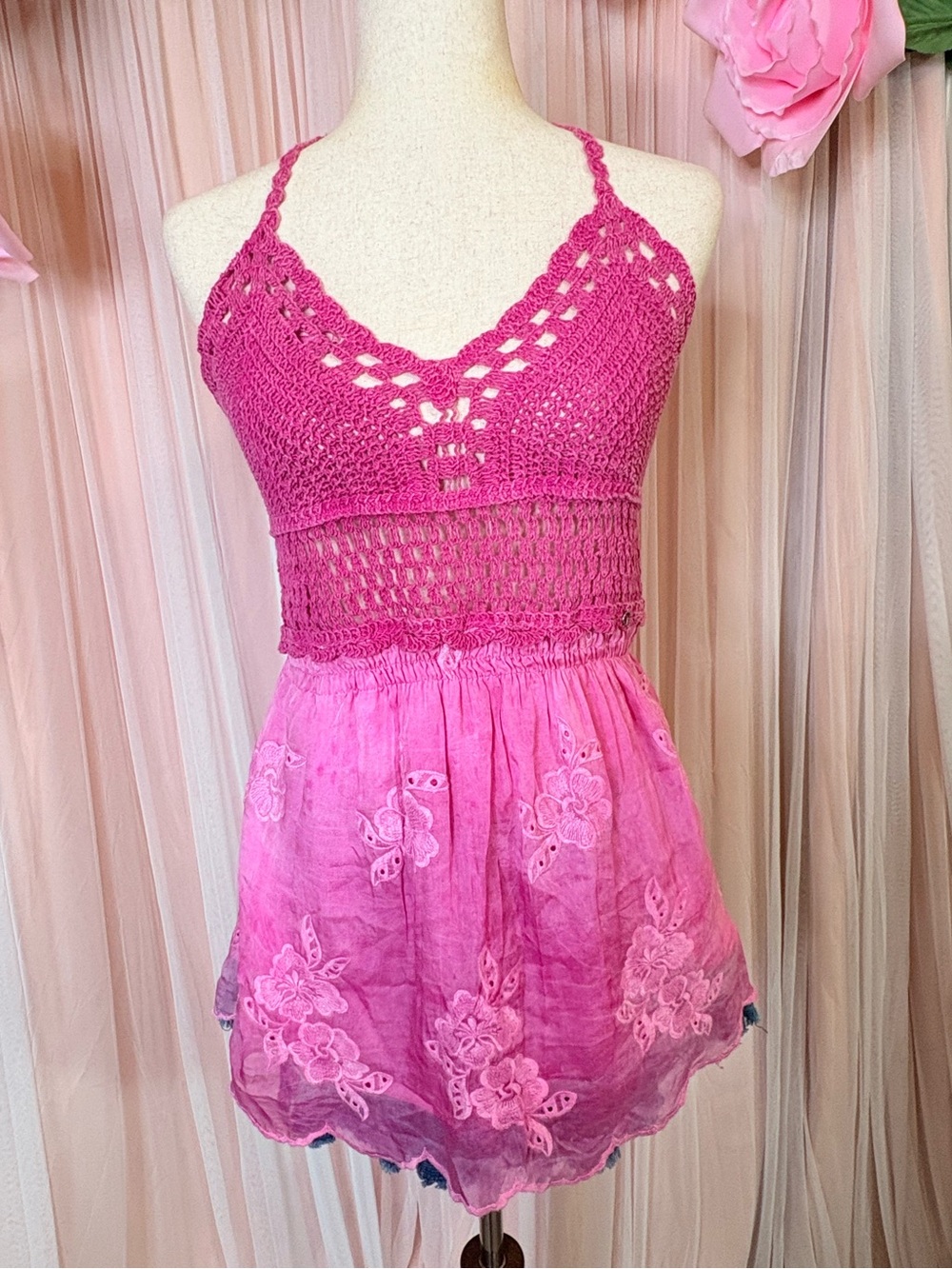 Guess Pink Crochet Halter Top M Floral Embroidered Boho made in Italy